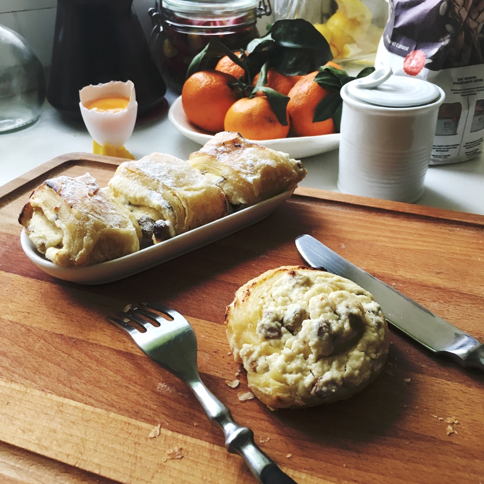 Слоеные булочки с творожной начинкой и изюмом