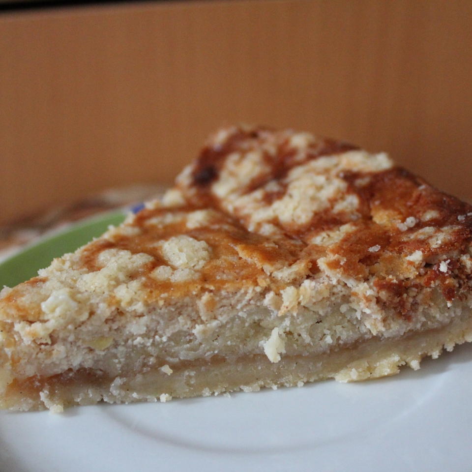 Слоеный пирог с яблоками и творогом