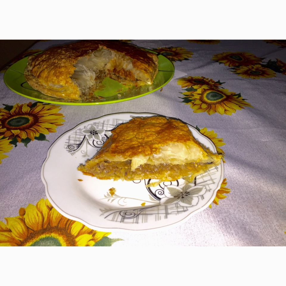 Слоеный пирог с капустой и грибами