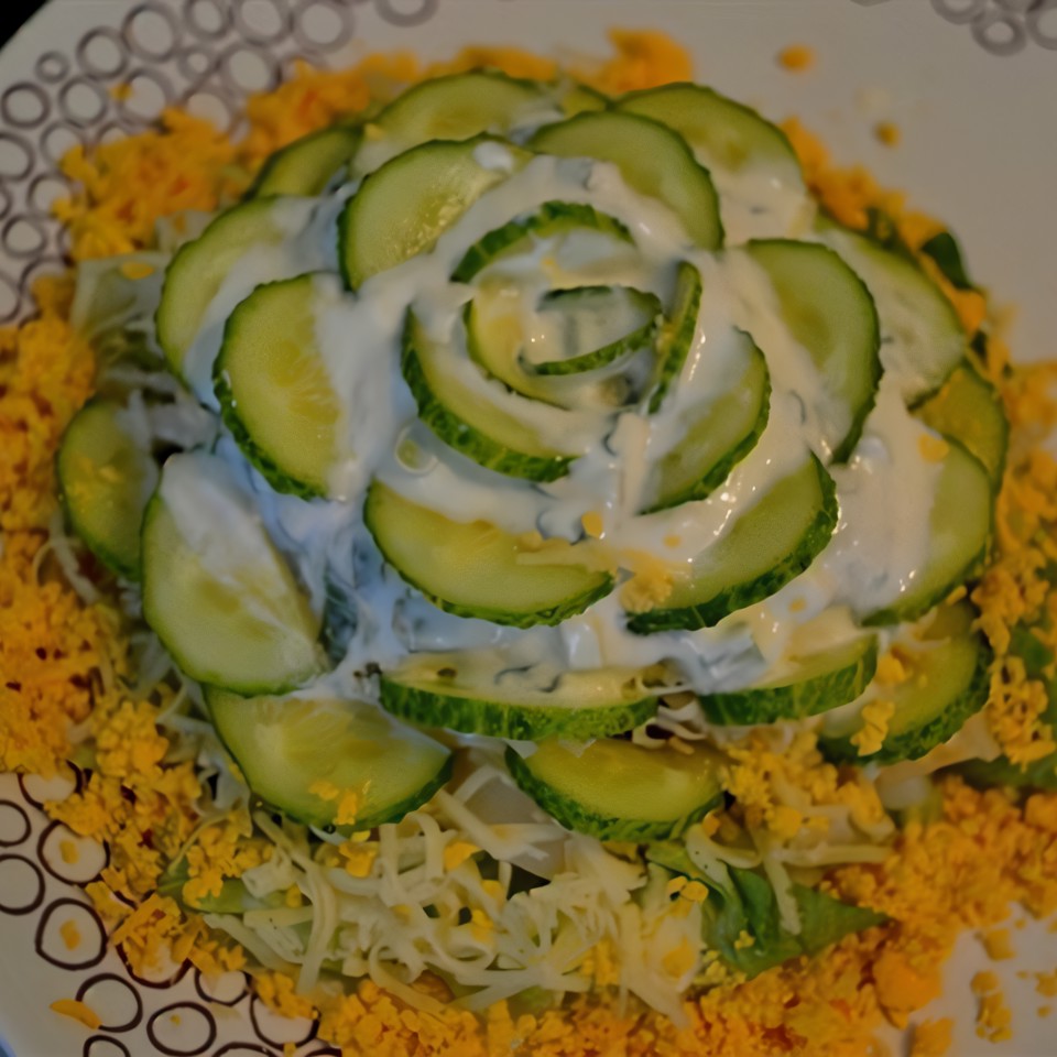 Слоеный салат с кальмарами, грибами и сырной заправкой