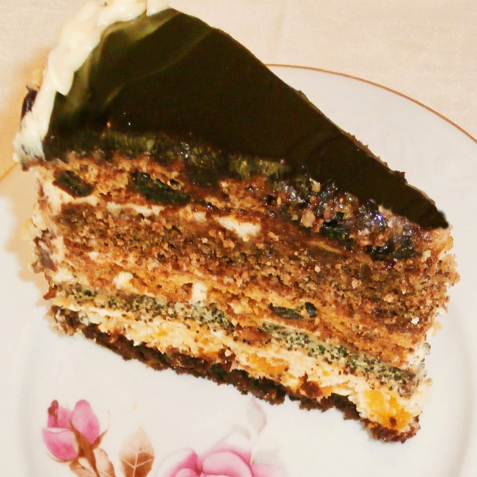 Сметанный торт с маком и сухофруктами