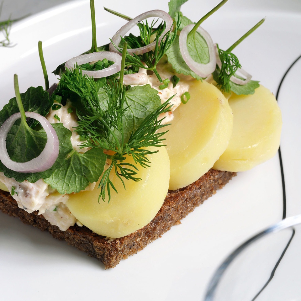 Смёрребрёд с курицей и маринованным луком