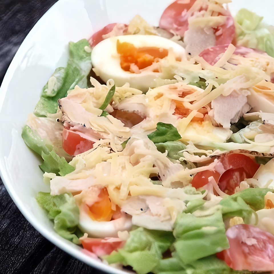 Свежий зеленый салат с курицей, овощами и сыром