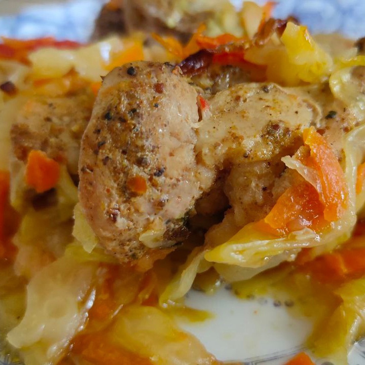Свинина с капустой, морковью и помидорами в духовке