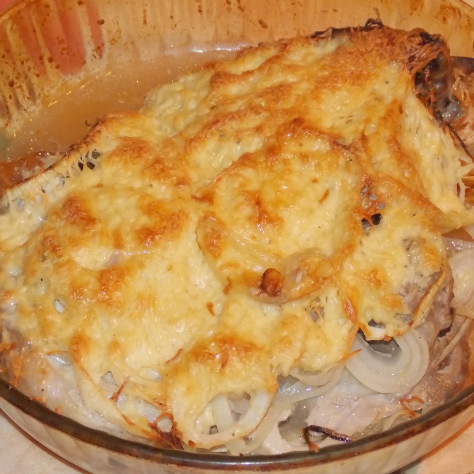 Свинина, запеченная с луком и сыром