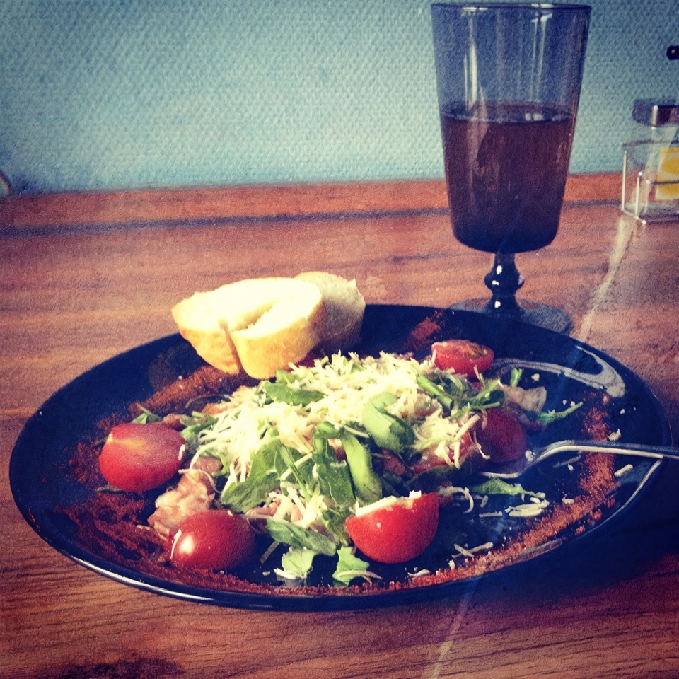 Теплый салат с беконом и рукколой