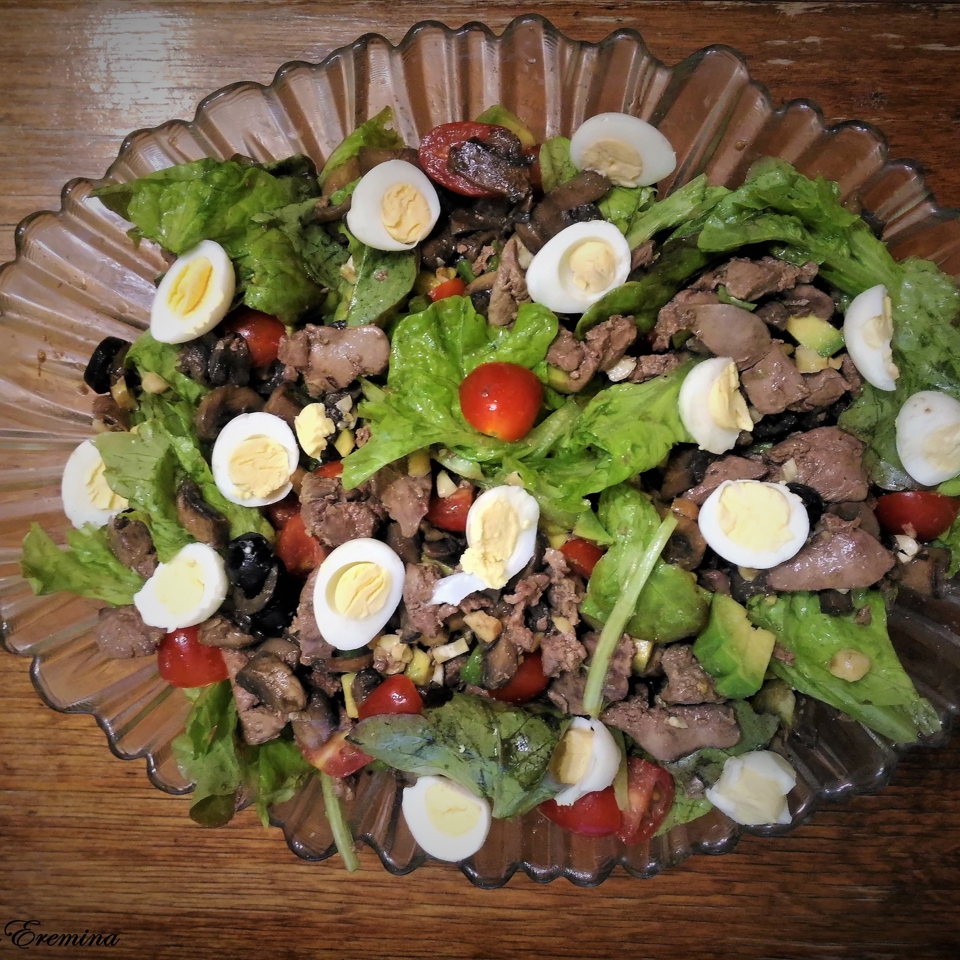 Теплый салат с куриной печенью и шампиньонами