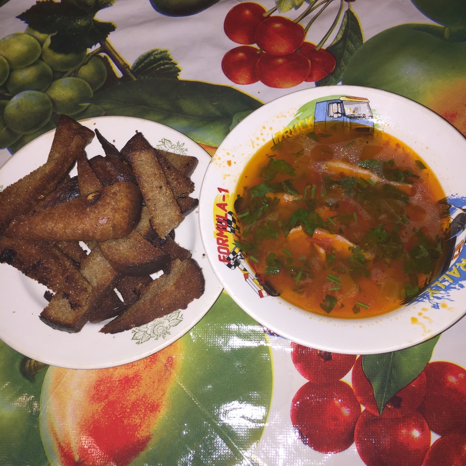 Томатный суп с беконом и чесночными гренками