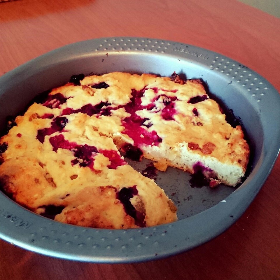 Творожный кекс с черной смородиной и изюмом