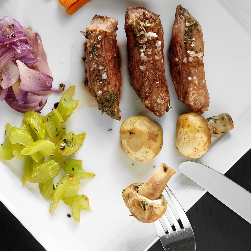 Утиная грудка с томлеными овощами и шампиньонами
