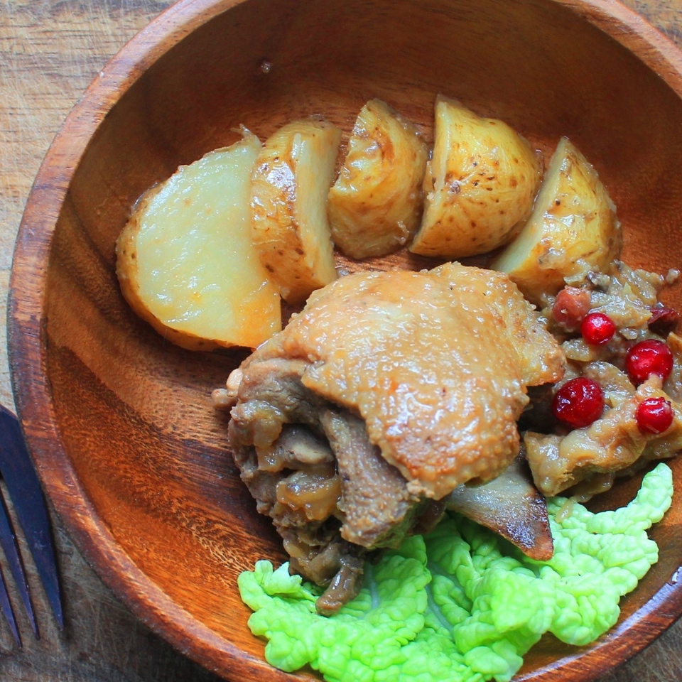 Утка, запеченная с яблоками и молодым картофелем