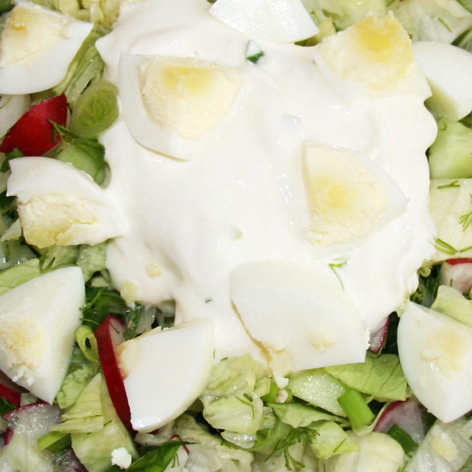 Весенний салат с редисом, огурцами и яйцами