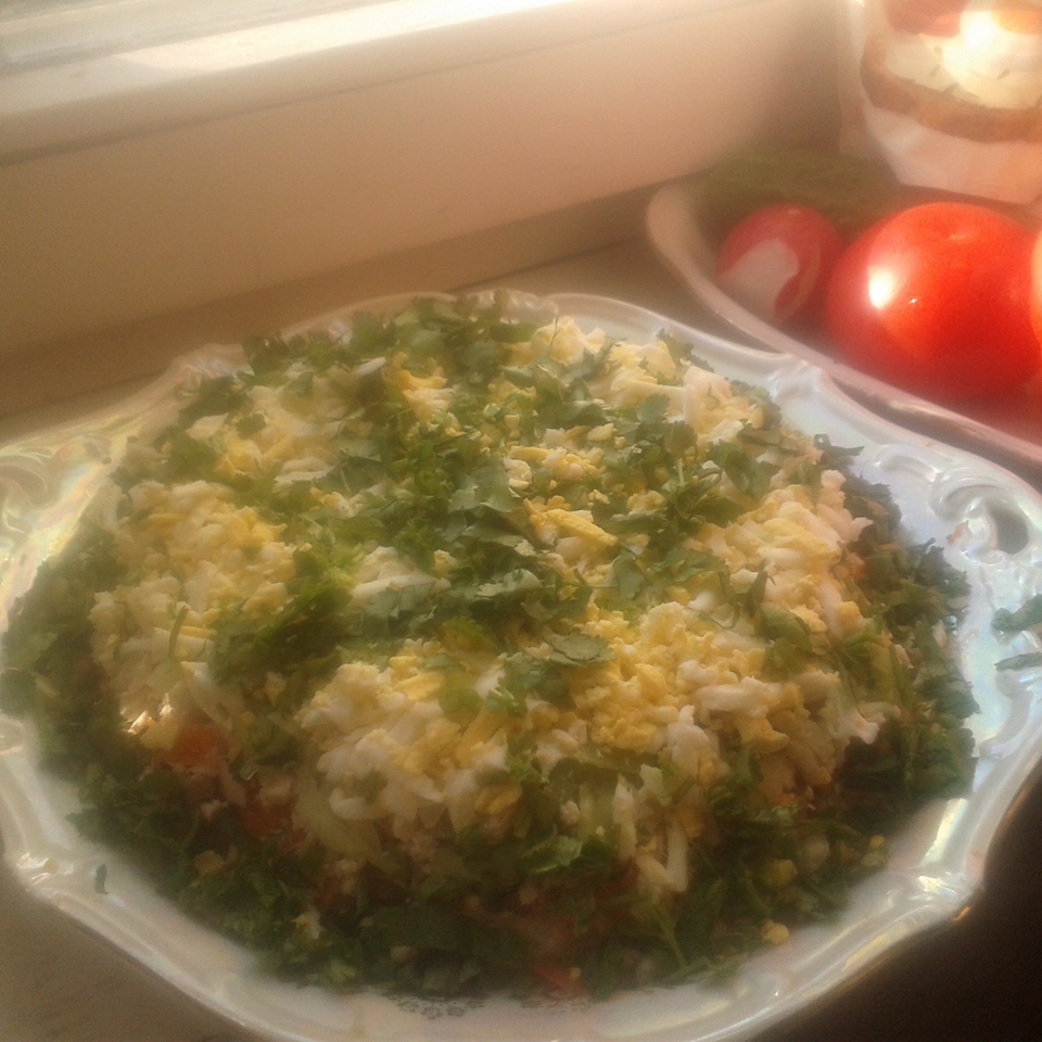 Весенний слоеный салат с курицей и шампиньонами