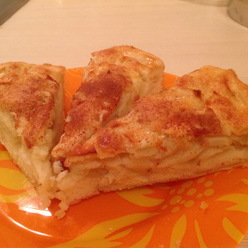 Воздушная шарлотка с корицей и яблоками