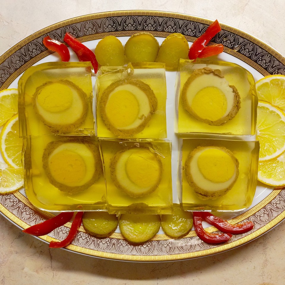 Заливное из говядины с яйцом