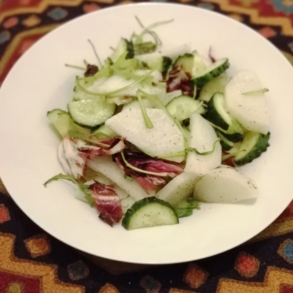 Зеленый салат с огурцом, дайконом и руколой