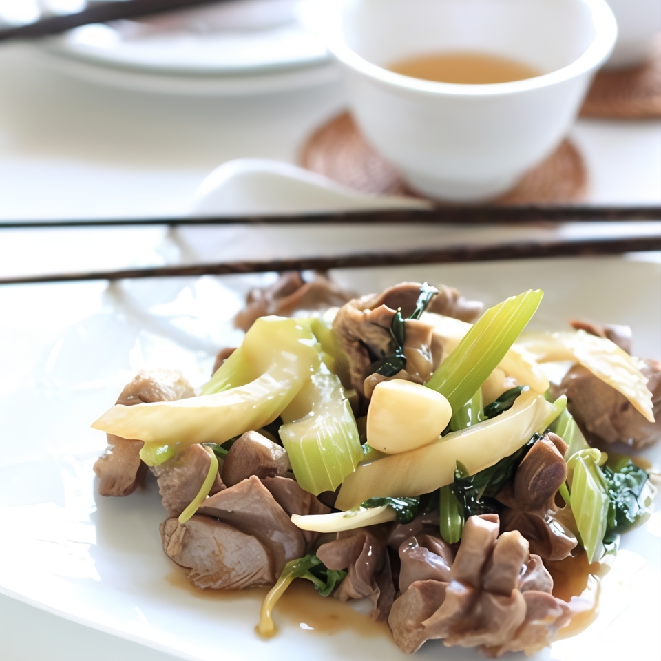 Жареная курица с сельдереем и имбирем (Jirou Chao Qincai)