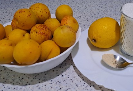 Фото шага рецепта Абрикосовый компот с лимоном и имбирем на зиму 186594 шаг 1  