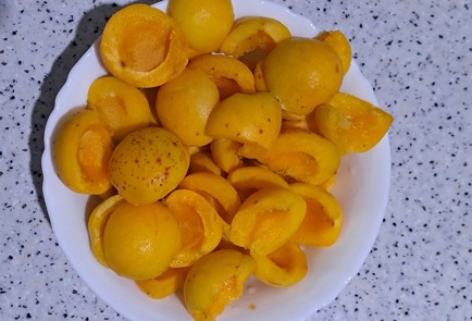 Фото шага рецепта Абрикосовый компот с лимоном и имбирем на зиму 186594 шаг 4  