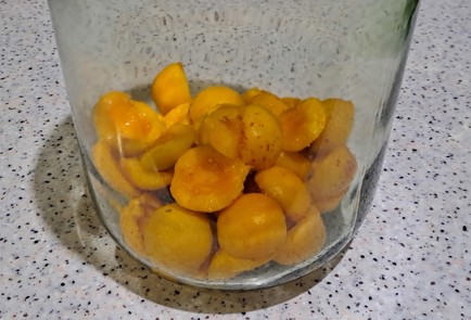 Фото шага рецепта Абрикосовый компот с лимоном и имбирем на зиму 186594 шаг 5  