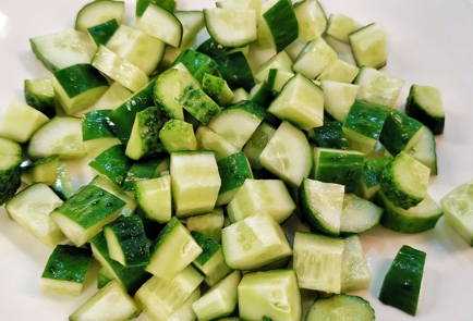 Фото шага рецепта Ароматный витаминный салат с базиликом 151288 шаг 2  