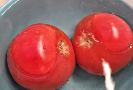 Фото шага рецепта Ароматный томатнобазиликовый соус с чесноком 151360 шаг 2  