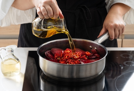 Фото шага рецепта Азиатский салат из маринованной свеклы с кунжутом 151338 шаг 3  