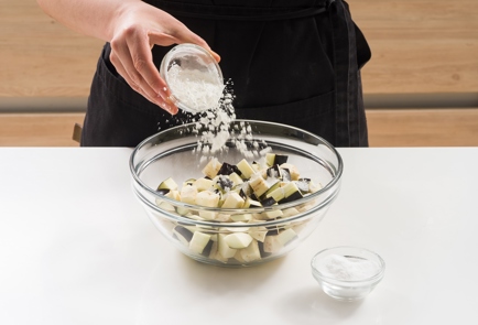 Фото шага рецепта Азиатский салат с хрустящими баклажанами кинзой  и арахисом 152408 шаг 2  