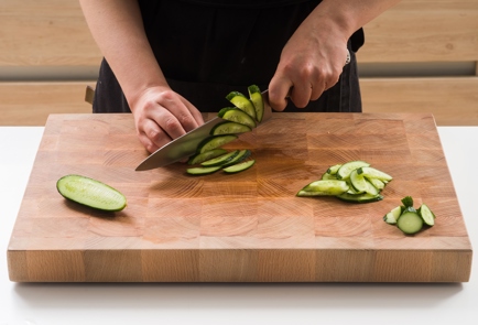 Фото шага рецепта Азиатский салат с хрустящими баклажанами кинзой  и арахисом 152408 шаг 4  
