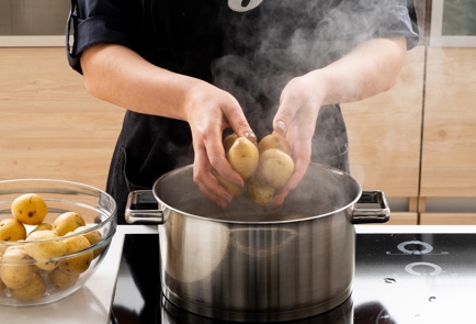 Пряная баранина, запечённая в духовке с картофелем: рецепт - Лайфхакер