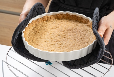 Фото шага рецепта Безглютеновый пирог с клюквой и белым шоколадом 175430 шаг 4  