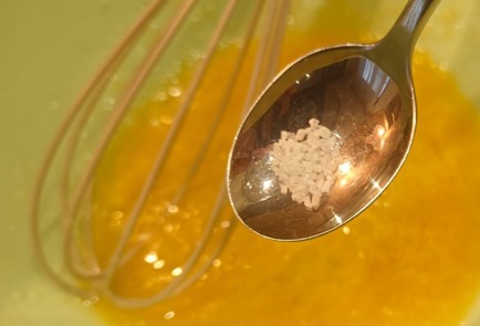 Фото шага рецепта Блинчики с сыром и колбасой 190892 шаг 3