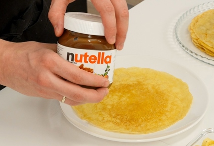 Фото шага рецепта Блины на кефире с бананом Nutella и фисташками 114586 шаг 4  