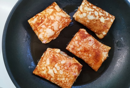 Фото шага рецепта Блины с колбасой и сыром 175592 шаг 10  