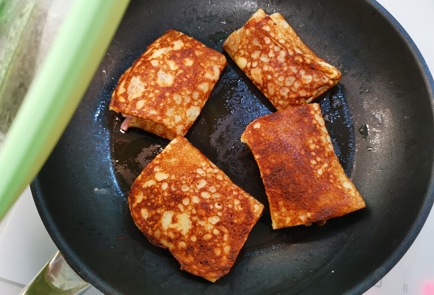 Фото шага рецепта Блины с колбасой и сыром 175592 шаг 11  