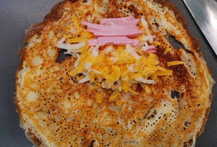 Фото шага рецепта Блины с колбасой и сыром 175592 шаг 9  
