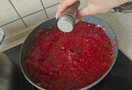 Фото шага рецепта Борщ с молодой капустой и домашним томатным соком 186378 шаг 8  
