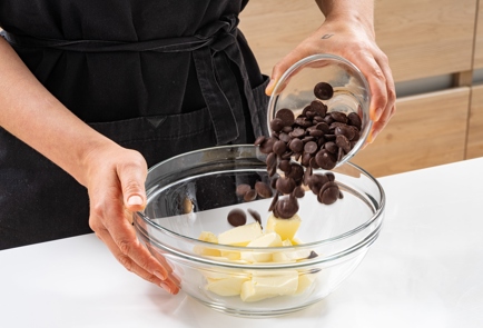 Фото шага рецепта Брауни с шоколадным печеньем 186500 шаг 2  