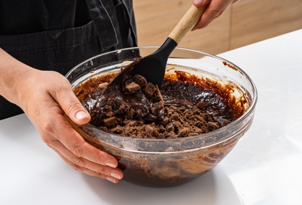 Фото шага рецепта Брауни с шоколадным печеньем 186500 шаг 6  