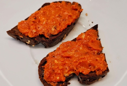 Фото шага рецепта Брускетта с бужениной и томатным соусом 153021 шаг 6  