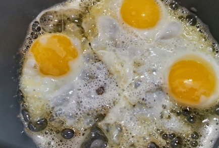 Фото шага рецепта Брускетта с перепелиными яйцами 173718 шаг 2  