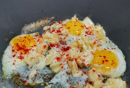 Фото шага рецепта Брускетта с перепелиными яйцами 173718 шаг 4  