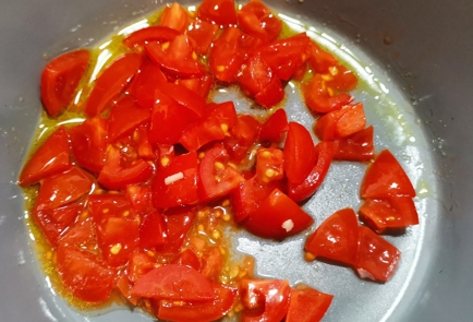 Фото шага рецепта Брускетта с помидорами черри и сыром 173719 шаг 4  
