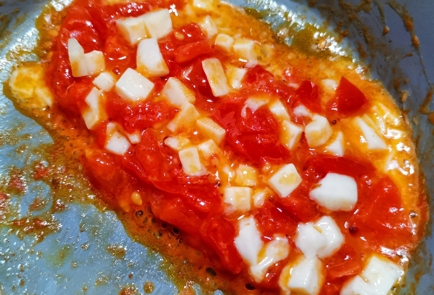 Фото шага рецепта Брускетта с помидорами черри и сыром 173719 шаг 7  