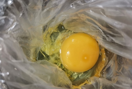 Фото шага рецепта Брускетта с яйцом пашот 173715 шаг 3  