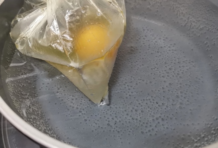 Фото шага рецепта Брускетта с яйцом пашот 173715 шаг 5  