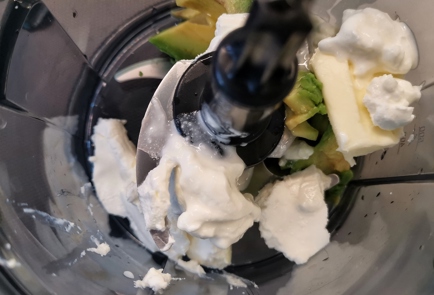 Фото шага рецепта Брускетты с авокадо семгой и яйцом пашот 152244 шаг 2  