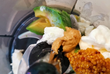 Фото шага рецепта Брускетты с авокадо семгой и яйцом пашот 152244 шаг 3  