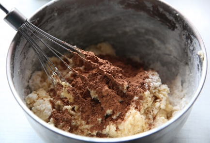 Фото шага рецепта Брусничный кекс с кусочками шоколада 173792 шаг 4  