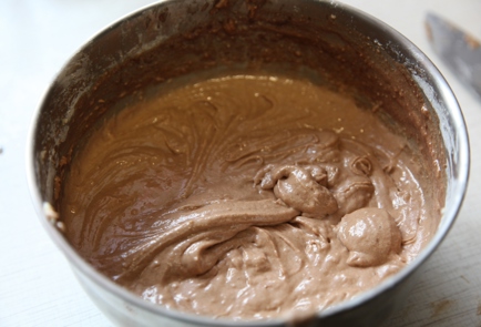 Фото шага рецепта Брусничный кекс с кусочками шоколада 173792 шаг 6  